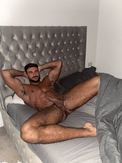 Anyone for a cuddle?😘 https://t.co/8ymBYzwypf