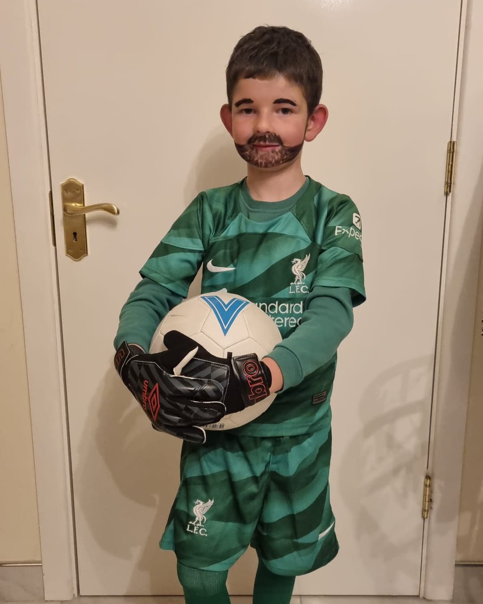 StephenPower1's tweet photo. Alisson's our goalie, the best there is around ⚽ @Alissonbecker https://t.co/KfreFWrxPc