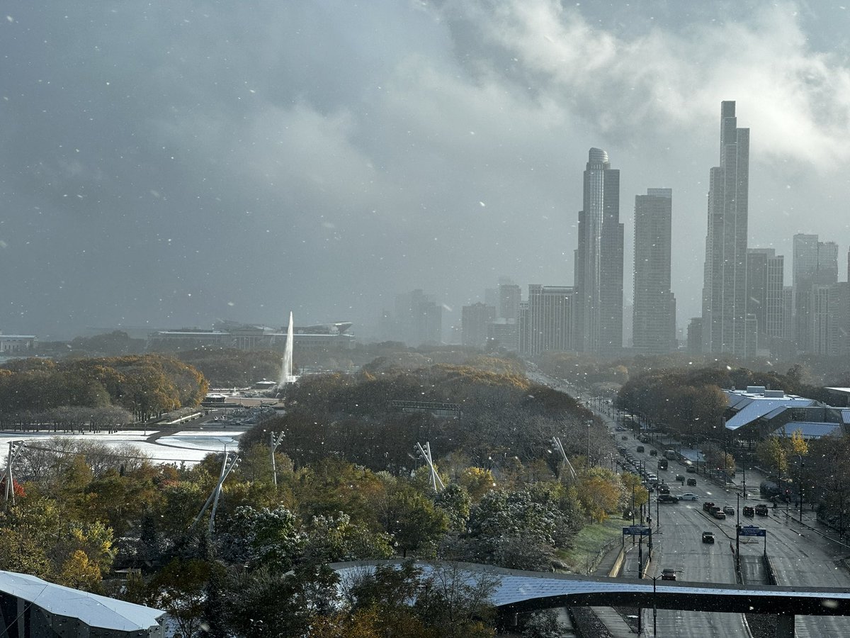 Eric_Erins's tweet image. It’s snowing, the sun is out and Buckingham fountain is ON