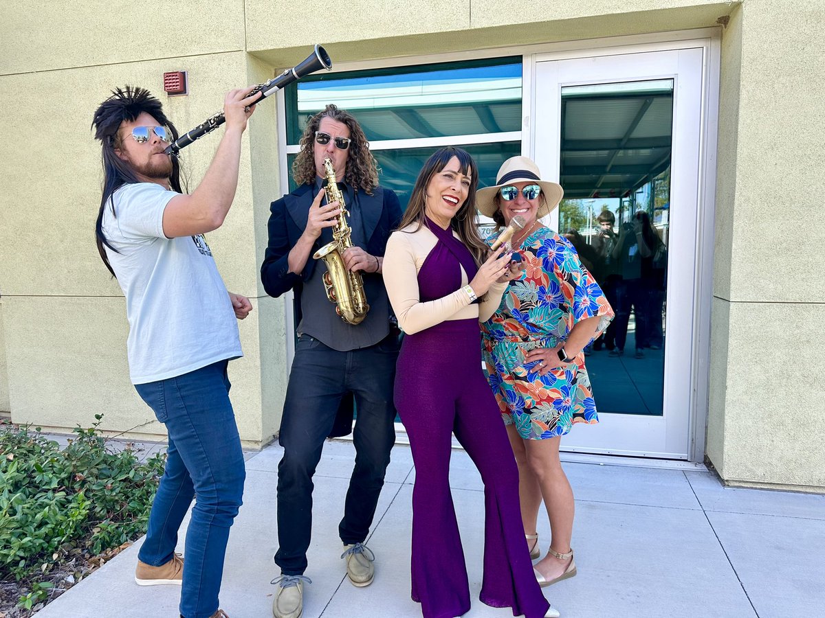 juliacruzf's tweet photo. @BostoniaGlobal Admin team ROCKS! 🎤🎶🎺🎷🐺 @TravisLee_CVUSD @johannasimko @CajonValleyUSD  #alwaysalobo #youbelongcv https://t.co/HhcCMv0nwQ