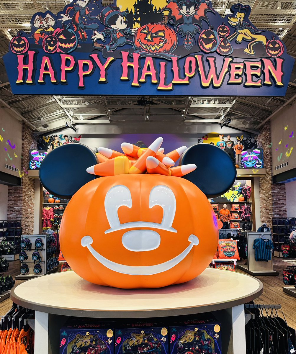 disneyconnex's tweet photo. Happy Halloween! What candy are you hoping to get your hands on tonight?!

#happyhalloween #spookyseason #trickortreat https://t.co/9JJm4KjeAp