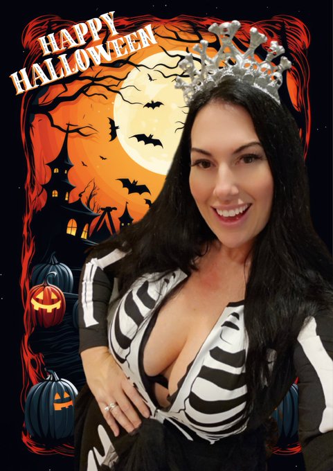Who wants a treat tonight? 🎃🎃 See my last post if you like pumpkins.😁 https://t.co/TIim9TOdXY