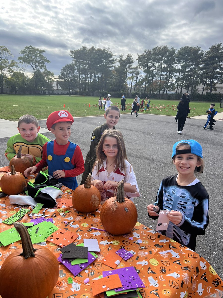 Mrs__Eden's tweet photo. Happy Halloween!!🎃💃🏻🕺👻 @MeadowDriveElem #mineolaproud https://t.co/N12iHZt98w