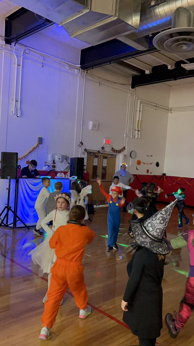 Mrs__Eden's tweet photo. Happy Halloween!!🎃💃🏻🕺👻 @MeadowDriveElem #mineolaproud https://t.co/N12iHZt98w