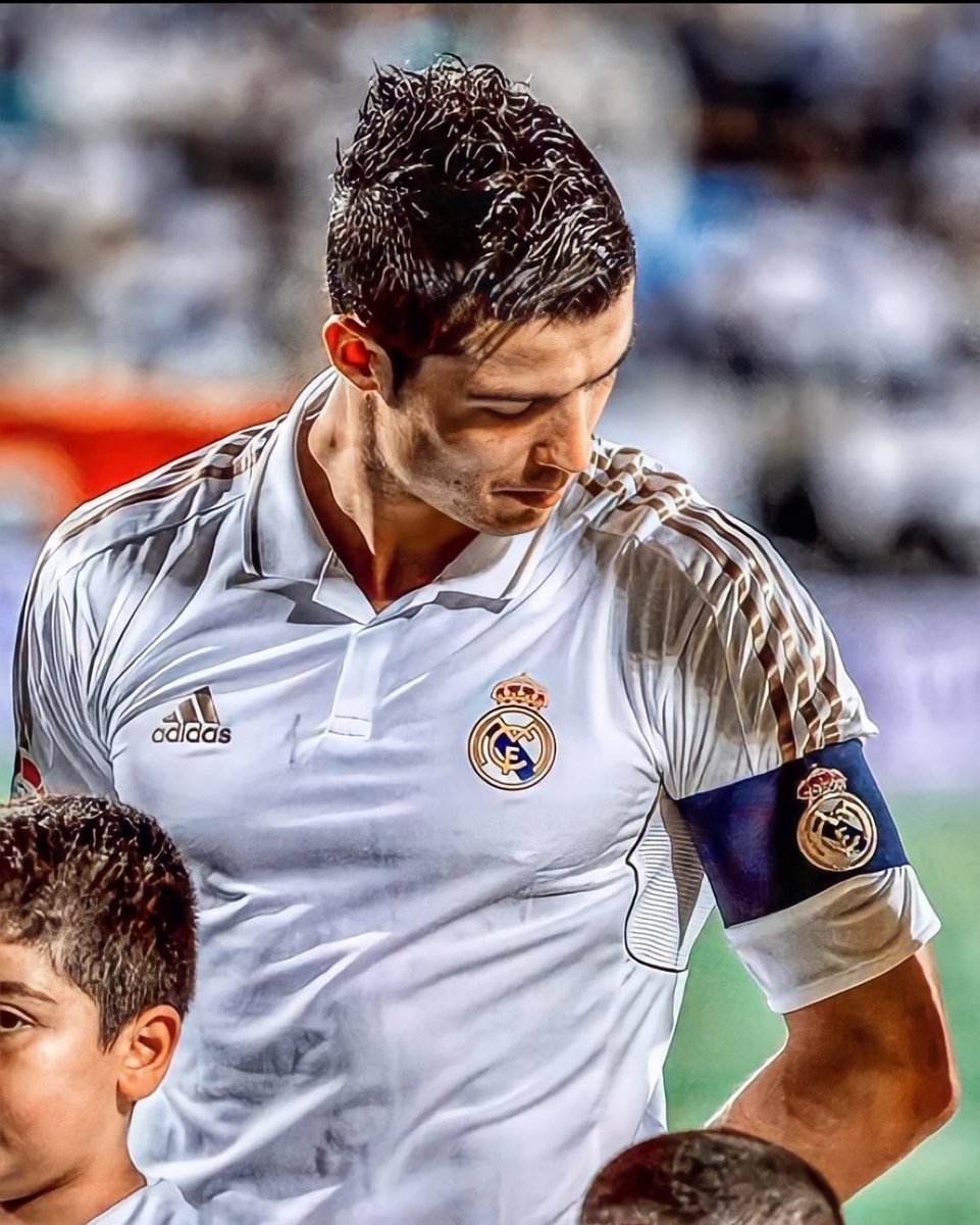 totalcristiano's tweet photo. The player, the shirt, the badge. 

Perfection. https://t.co/NsGmEHHY45