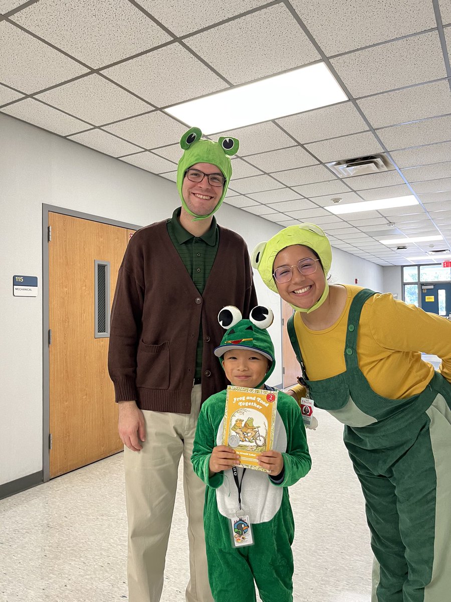Hide the cookie jar! Frog & Toad have made their way to @Carter_AISD 🐸🚲🐸🍪🍁The kids had such a great time today during our Book Character Parade + @mrabotelho and I were so happy to see another froggy friend!! #MyAldine #MiAldine #FrogandToad #HearCarterGrowl @AldineISD