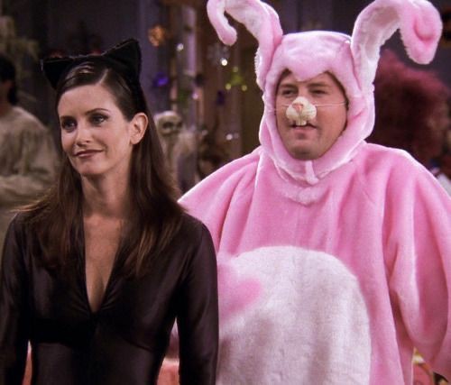 rossgellxr's tweet image. qual a melhor fantasia dos friends pra vcs? eu particularmente amo a rachel de mulher grávida que comprou um vestido caríssimo e precisa usar antes da barriga crescer