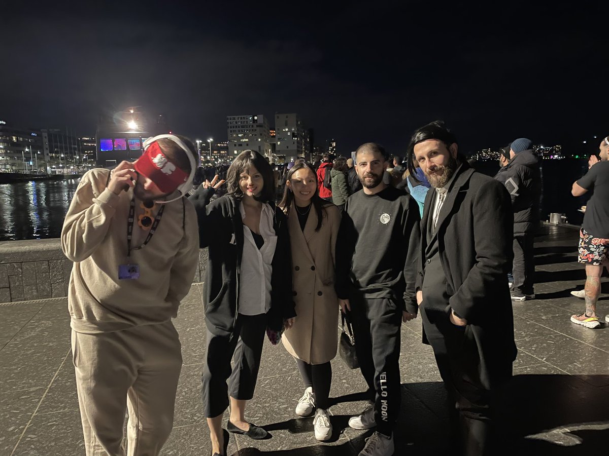 Hello Moon tweet media