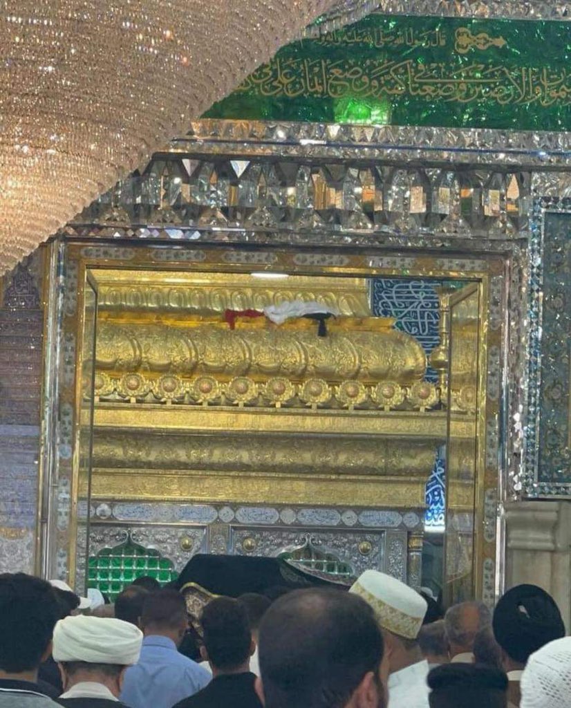 بيننا الكثير يا حبيبي!
بيننا مواعيدُ ومشاكساتٌ وخلافاتٌ ومتعةُ اختلافٍ حتى الصباح!
بيني وبينك يا صديقي خططٌ ومواضيعُ وأحلامٌ ورؤىً ومشاريع!
بيننا يا رفيقي مكالماتٌ ورسائلُ  واتفاقاتٌ ومسانداتٌ كتفٍ بكتف!

هل ترى يا قريب قلبي كلّ ذلك بيني وبينك، إلا الموت والمسافات!

لماذا يا علي؟