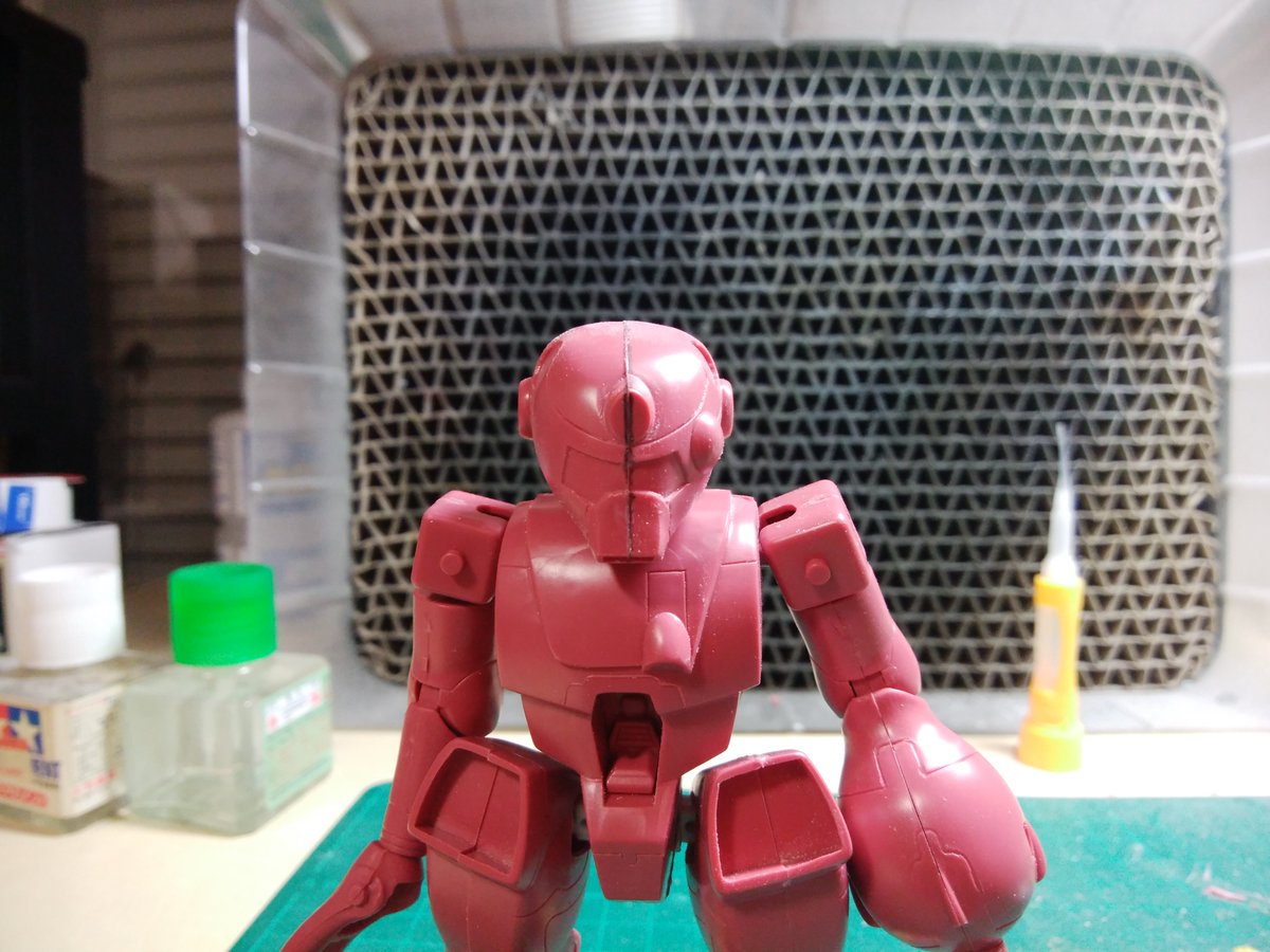 Saki3104Saki's tweet image. おはようございます。頭部改修中。幅詰して少しイケメン？に。資料画像少なすぎ😰中央バイザー部はアシンメトリーが正解なのか解らん！皆さま今日も一日ご安全に。＃製作中　＃おはようモデラー　＃バイファム