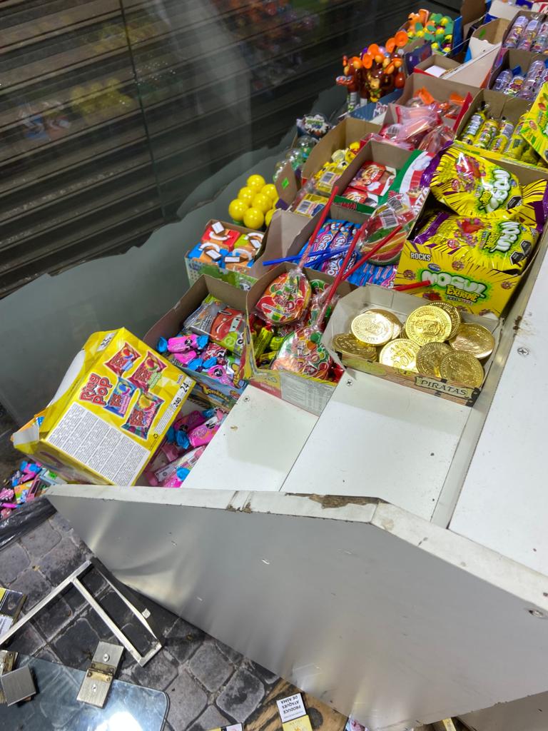 Merlo_Real's tweet photo. ROBARON UN KIOSKO DE MERLO CENTRO Y SE LLEVARON HASTA LOS CARAMELOS 

Así amaneció hoy el kiosco ubicado en Riobamba y Av. Libertador, pleno Merlo centro. Entraron a robar en la madrugada y lo desvalijaron. Todos los días un robo nuevo. Los comerciantes denuncian zona liberada. https://t.co/CKAwfFKxzC