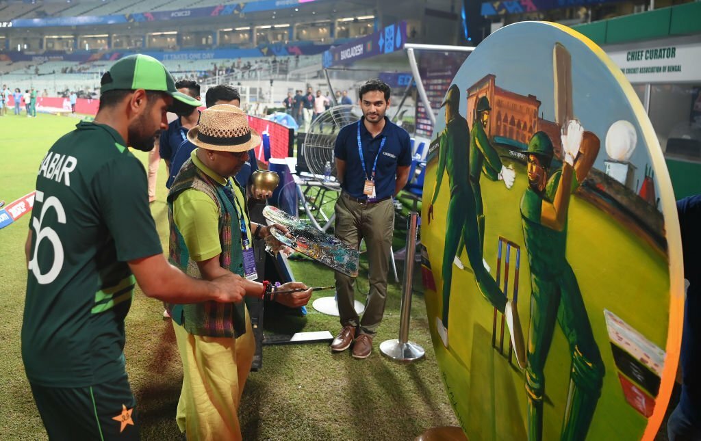 _FaridKhan's tweet photo. Babar Azam signing the painting made by one of the artists in Kolkata. The love and support Team Pakistan received from South India and East India is unprecedented ❤️❤️ #CWC23 #PAKvsBAN https://t.co/BHzKwm0jME
