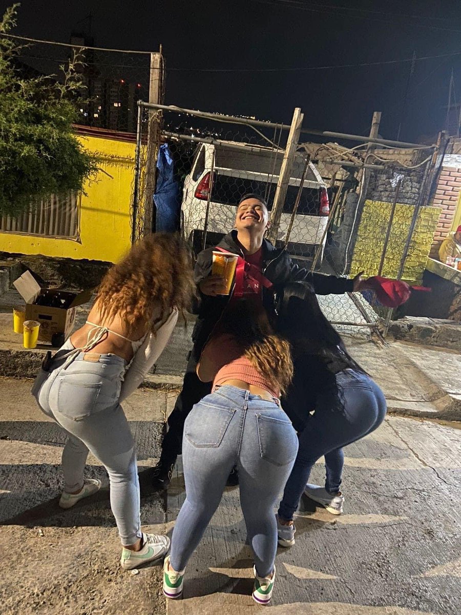 corridosybandas's tweet photo. Ella: “de seguro está con otra”

Yo con tres: https://t.co/2GYe7raajy