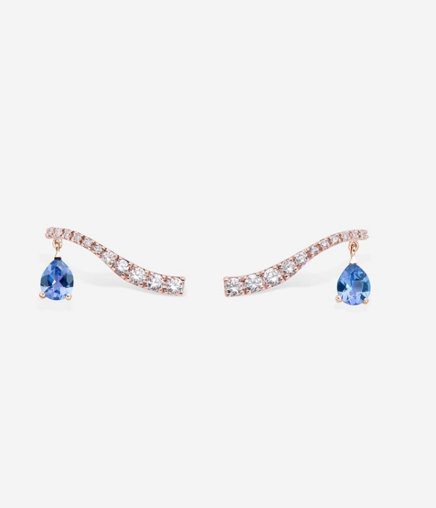 And today, on his 18th birthday, H.R.H. Leonor, Princess of Asturias, wore a piece from the brand @goldandrosesjoyas on the occasion of the Constitutional Oath.

instagram.com/p/CzE2rM-tt7L/…