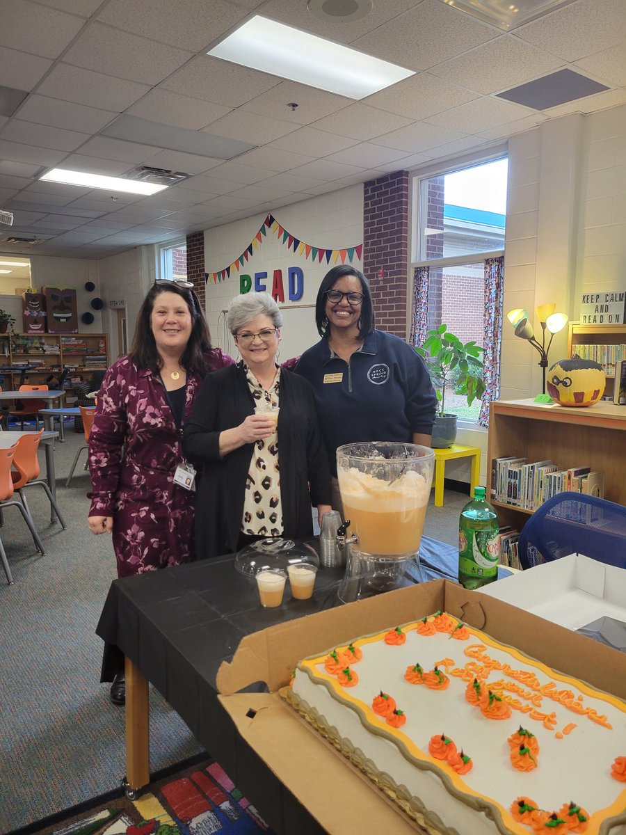 Congratulations on your retirement, Lisa Arnold! RSE thanks you for over 30 years of service as an SLP! You will be missed! @bea_holmes1 @pto_rock @RSE_HCS @LMCoxton @LaTonya_Brown13 @SHammonds_
