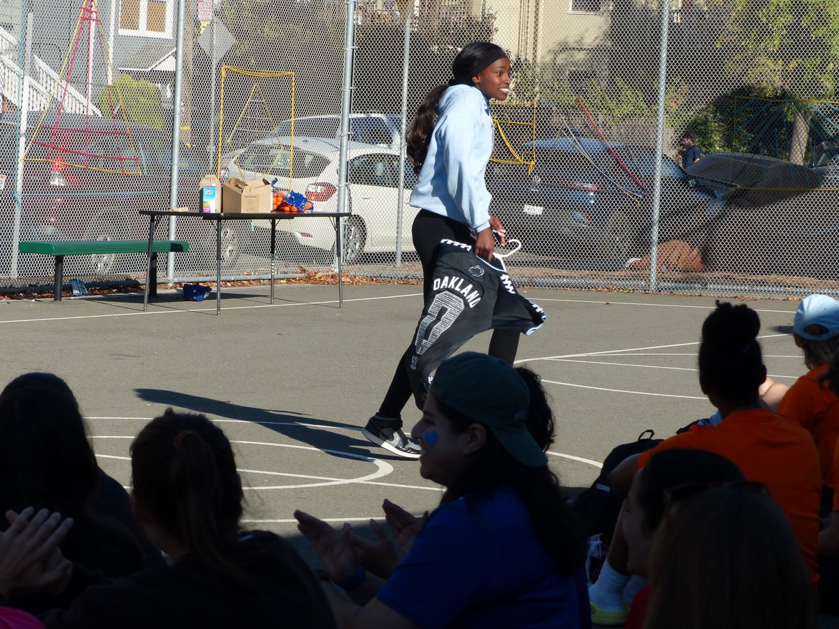 MikeWoitalla's tweet photo. Big thanks! to @oaklandrootssc @PeterDavis86
 @oaklandsoulsc for supporting @soccerwoborders
 Oakland's "Small Goals, Big Change." https://t.co/FtrfN8v8Xn