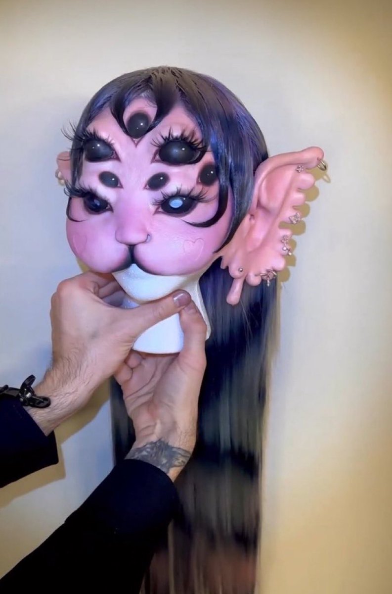 melspurgatory's tweet photo. Melanie Martinez’s look for tonight’s PORTALS tour in honor of Halloween. https://t.co/6IN4Lv1E5x