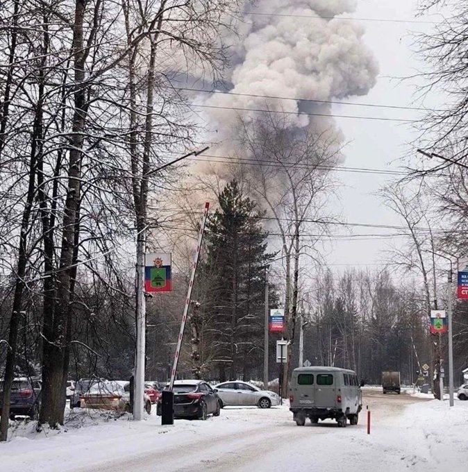 PeterClifford1's tweet image. #Ukraine: 9. RU media reports explosion at 1 of RU&apos;s largest military plants at #PermKrai nr #Solikamsk, which makes explosives for ammo and small arms. In UA, RU reported to have struck a thermal power plant nr frontline last night, &quot;significantly damaging equipment&quot;.