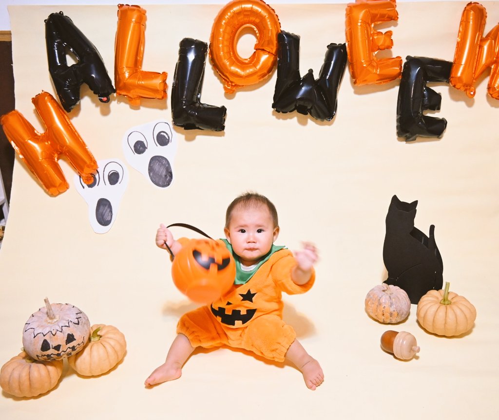 ハロウィンを1日勘違いしてた私です。はやめに写真撮ってたから油断した🥺　

英語でさ、へい、りとる〜〜ってみんな呼んでくれるんだけど、コレに関しては、リトルパンプキンじゃないのよね笑　　でかいんだよね笑　　つっこんだらアメリカからきてる夫婦めっちゃ笑ってくれて平和だった〜