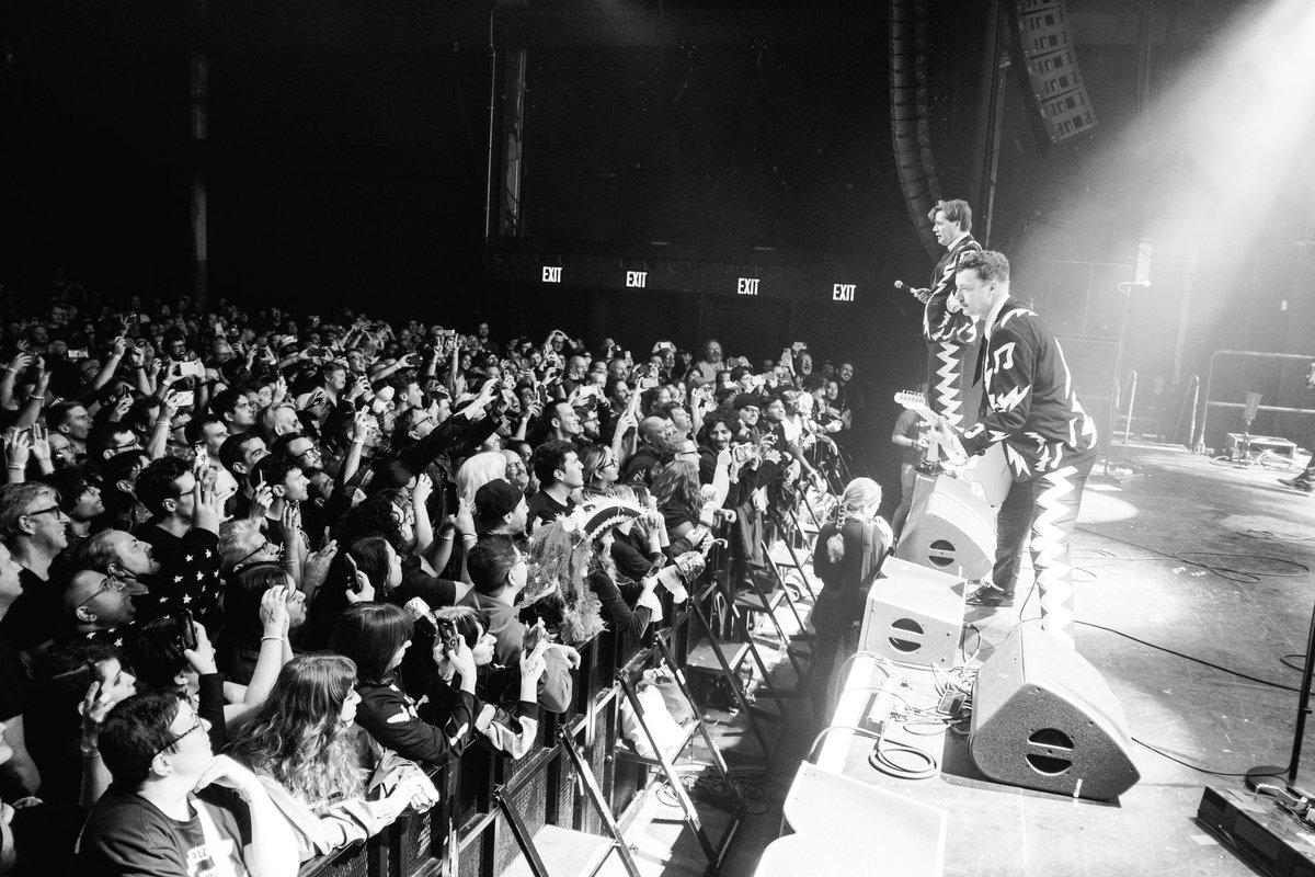 The eagle has landed in the land of the free. US tour is off to a magnificent start. Unbelievable forces were unleashed. Joy was abundant. Vigilantes birthday was celebrated in an Irish pub. Those things are everywhere.