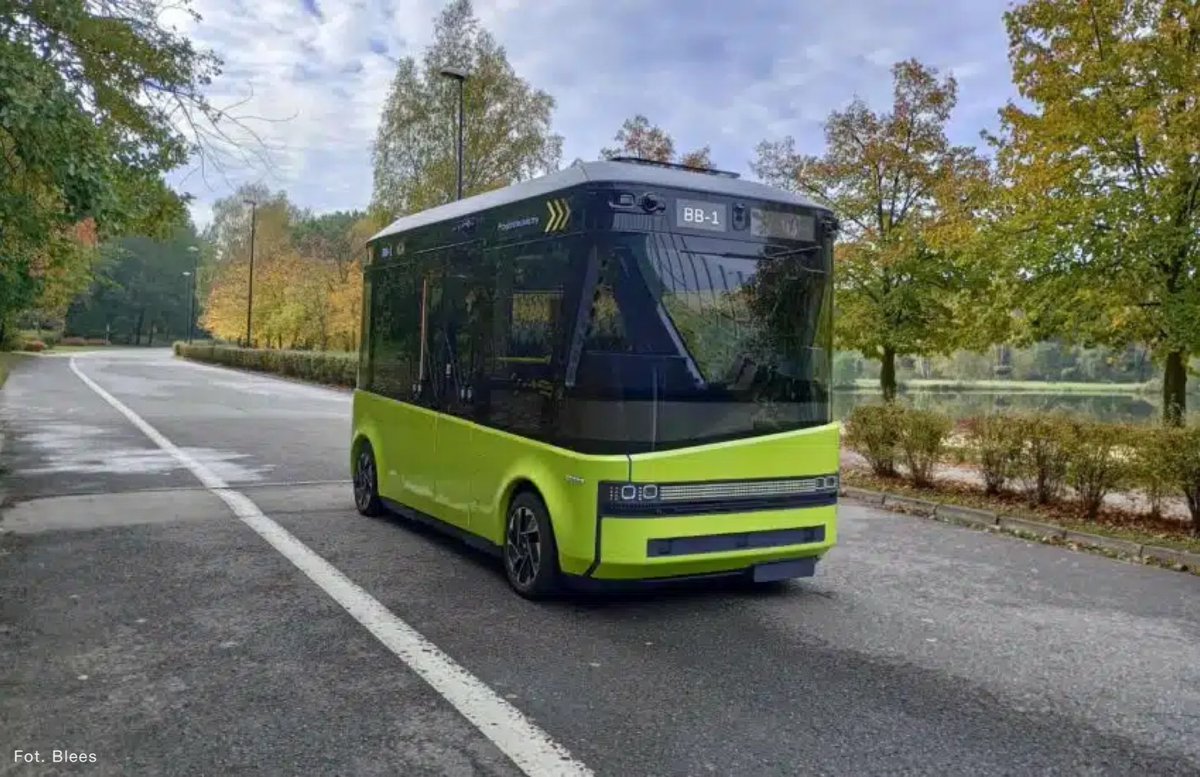 W katowickiej Dolinie Trzech Stawów rozpoczęły się testy pierwszego polskiego autonomicznego minibusa - Blees BB-1. Pojazd ten porusza się w pełni samodzielnie, śledząc wcześniej zaprogramowaną trasę. 

Obecnie podczas testów znajduje się w nim jedynie operator.

Testowany