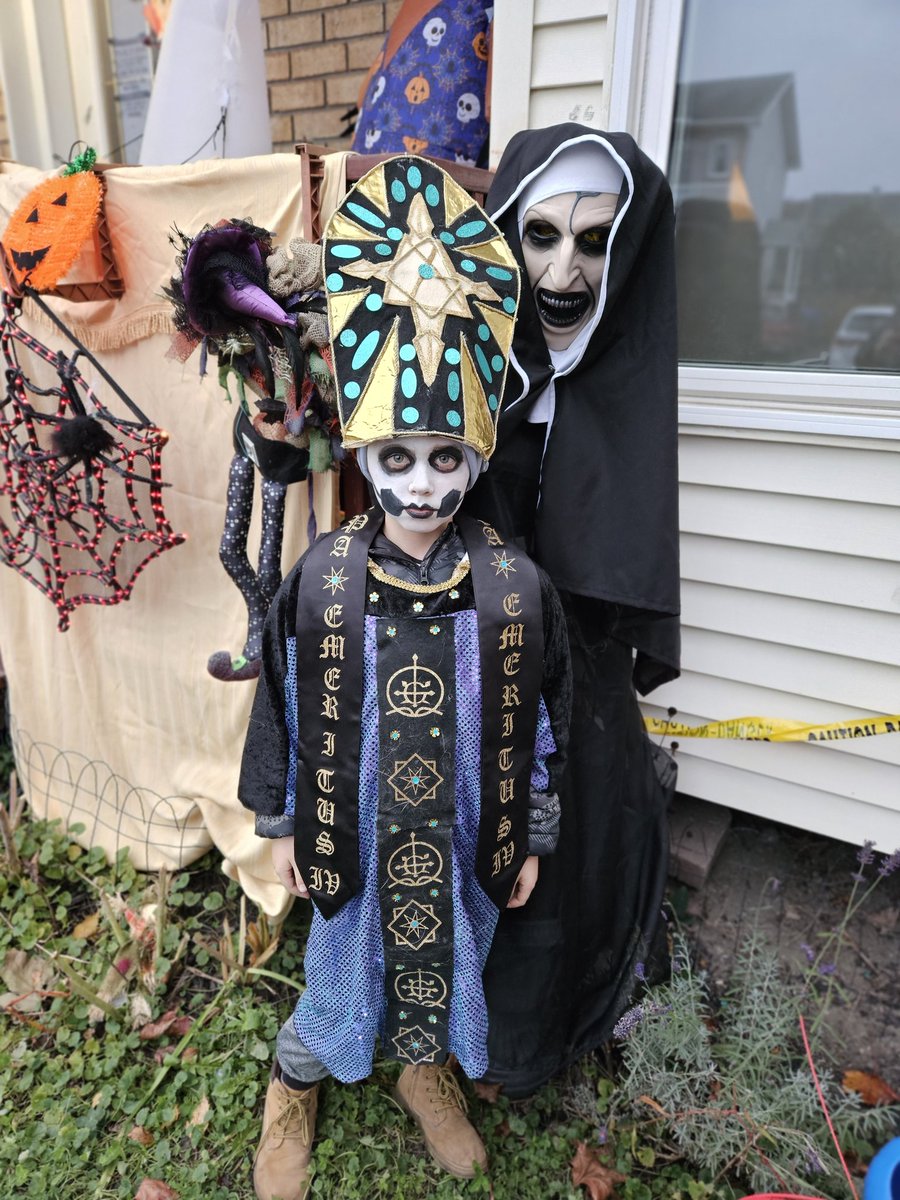 annikmona's tweet photo. #ghostunhallowseve https://t.co/C2vOrtL8hX
