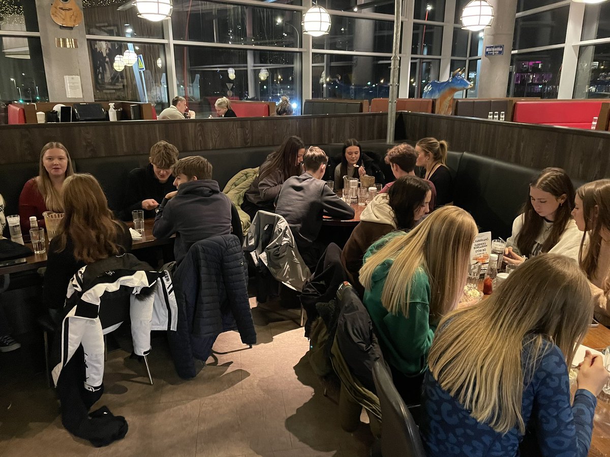 JTHS_Geog_Trips's tweet photo. Happy students enjoying their last night in Iceland. Dinner at the Hamburger Factory with the live population clock 🇮🇸 @johntaylorhigh https://t.co/BkYNX0PFIn