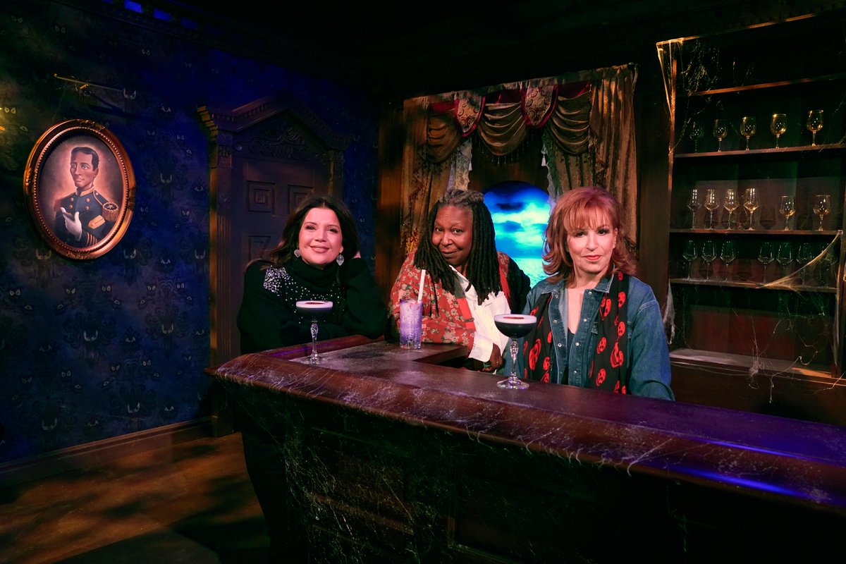 Happy Haunts materialized today as @TheView saw a preview of the Haunted Mansion parlor coming soon aboard the all-new Disney Treasure! #DisneyCruise