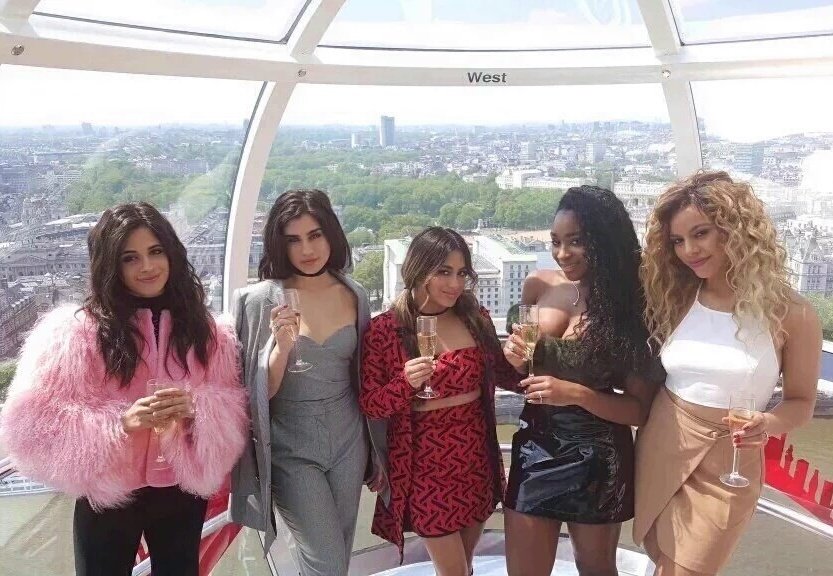 MeninaAkari's tweet photo. Fifth Harmony em Londres no dia do lançamento do álbum 7/27 

SÓ QUEM VIVEU SABE COMO ESSE DIA FOI LOUCO https://t.co/8frgMfpENv