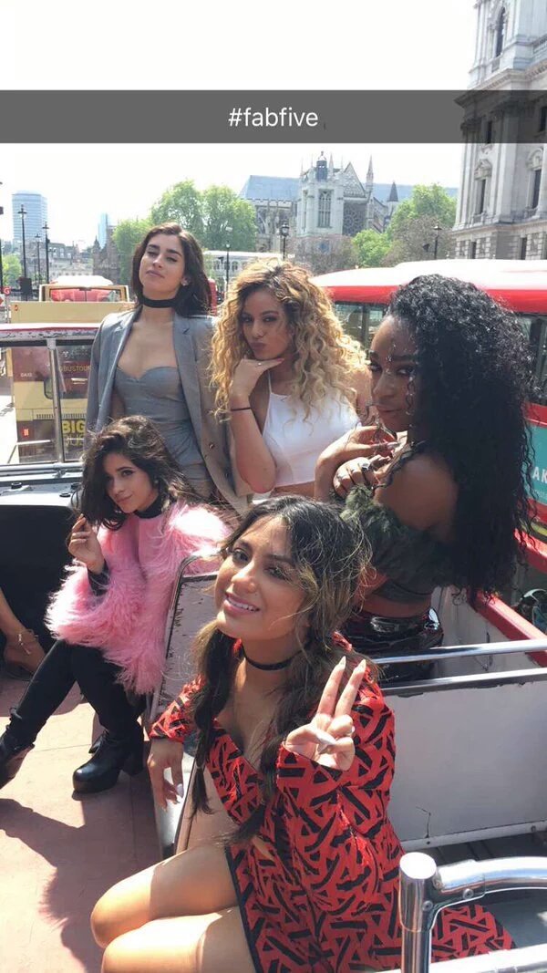 MeninaAkari's tweet photo. Fifth Harmony em Londres no dia do lançamento do álbum 7/27 

SÓ QUEM VIVEU SABE COMO ESSE DIA FOI LOUCO https://t.co/8frgMfpENv