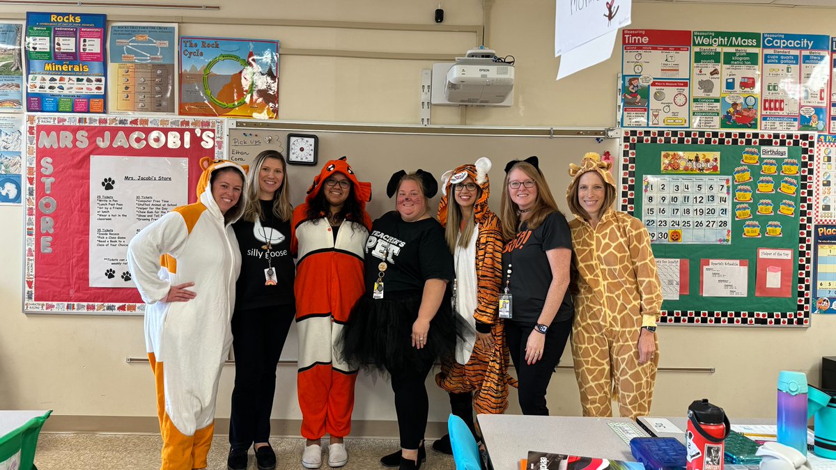 Happy Halloween from your fourth-grade teachers' pets! 🍭🍬👻🎃 #rcs118life #d118life @RobertCS118