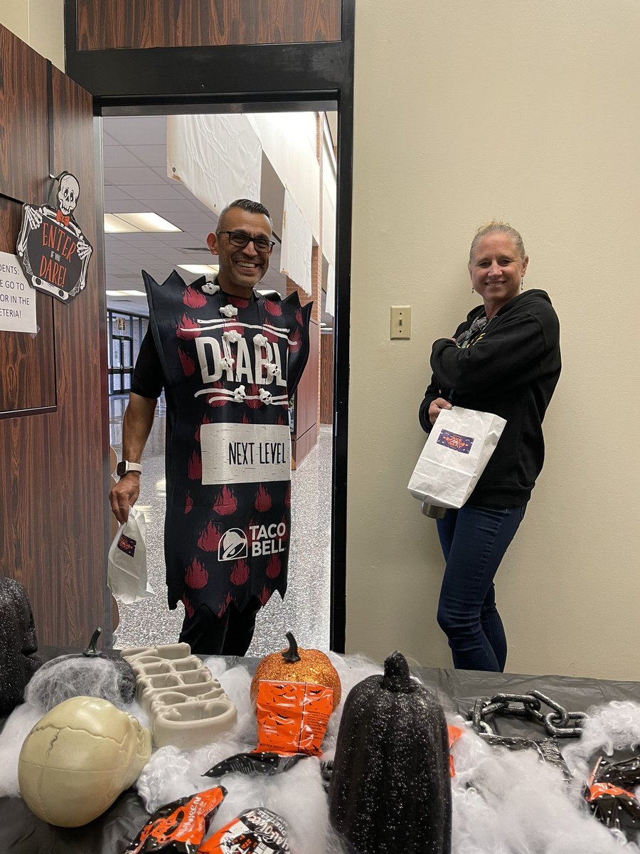 APHayes1's tweet photo. Our teachers jumped in for some trick or treat fun today. They got to trick or treat in the API/AP offices to get some fun Halloween snacks. @AliefHastingsHS @AliefISD https://t.co/zJ2vWf3QbD
