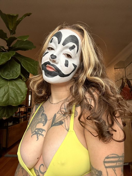 come take a spin on a carnie ride 🪓 https://t.co/loKZKfg5ch