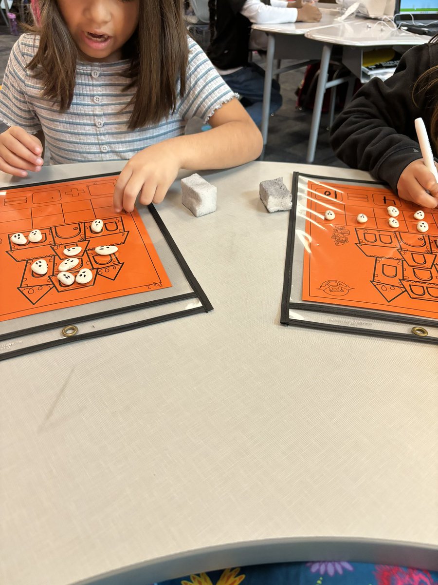 Mayadvent_res_'s tweet photo. In honor of Halloween we carved a pumpkin and used a term frame to see how many ghost to make ten
#broncotough #firstgradebroncos @BrosnahanES https://t.co/7W8sh3Xgio