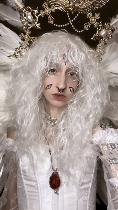 Angel in name only? Happy Halloween friends 🖤🥀🎃⚔️ https://t.co/y1AvoNqwig<a href="/tag/berserk"class="tags"><span>#berserk</span></a><a href="/tag/berserkcosplay"class="tags"><span>#berserkcosplay</span></a><a href="/tag/griffithberserk"class="tags"><span>#griffithberserk</span></a>