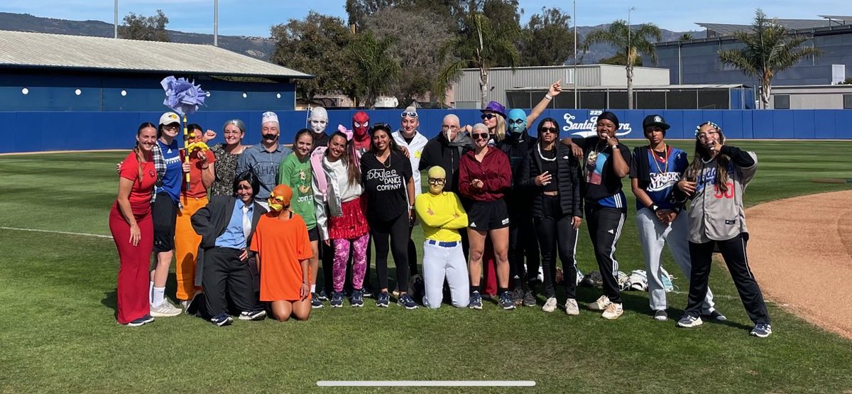 Gotta love ⁦@UCSBSoftball⁩ Halloween practice! Our players nailed it! #onlygoodvibes ⁦@NFCAorg⁩ ⁦@BigWestSports⁩ ⁦@UCSBathletics⁩ ⁦@NCAASoftball⁩ ⁦@BigWestSoftball⁩