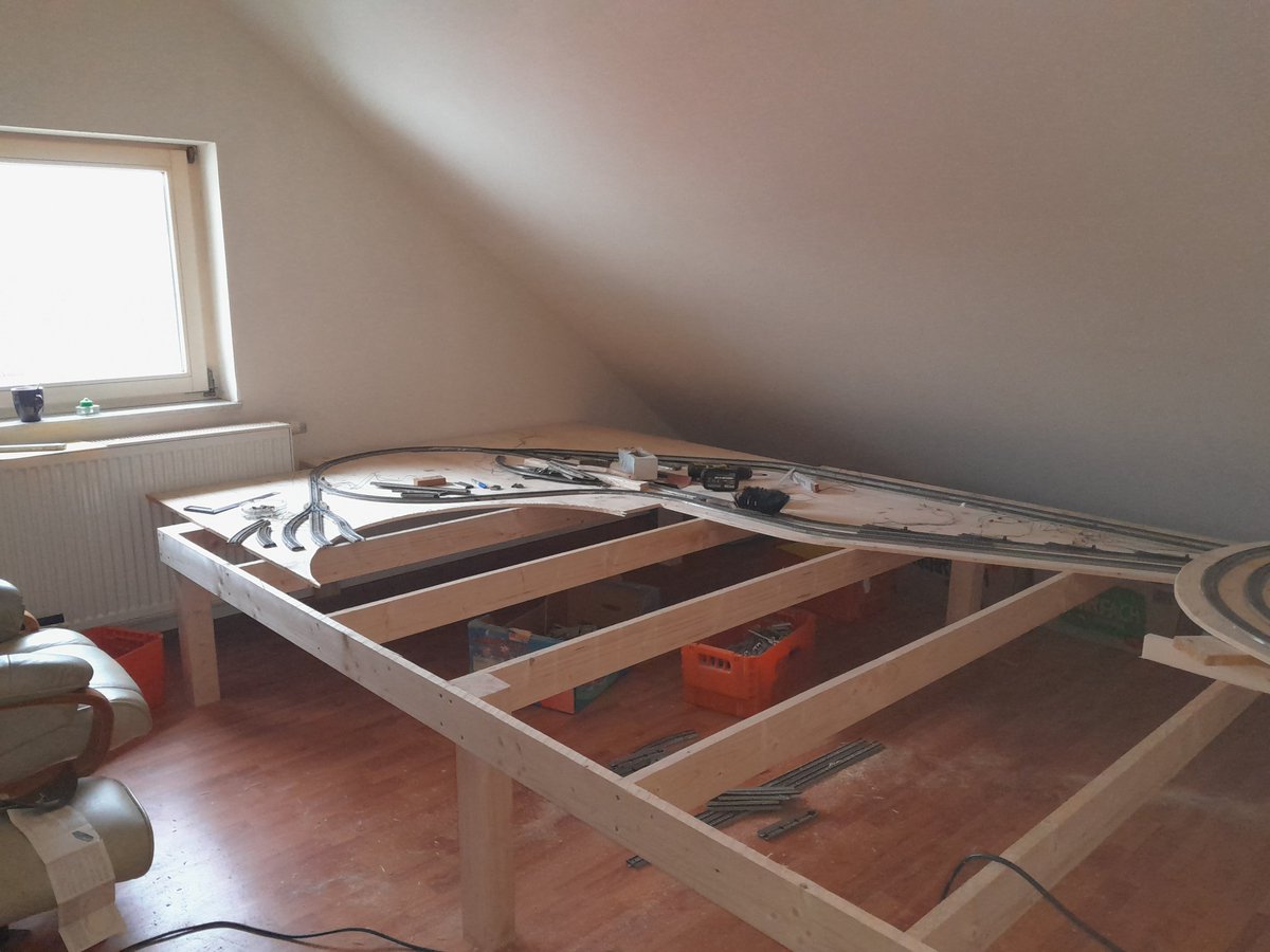 habe Zeit, und werde jetzt mal eine Modellbahn im Maßstab 1:87 aufbauen