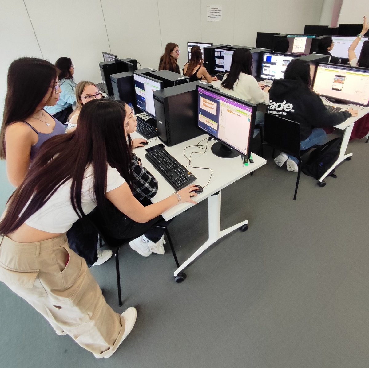 AlbalatAna's tweet photo. Iniciem el pilot de #Be_Transdigital apoderament de noies, orientació i transformació del currículum per acompanyar la tria educativa d'FP superior d'informàtica a les alumnes de gestió administrativa @consorciedubcn @CABK_Dualiza https://t.co/cx1KiRhRG9