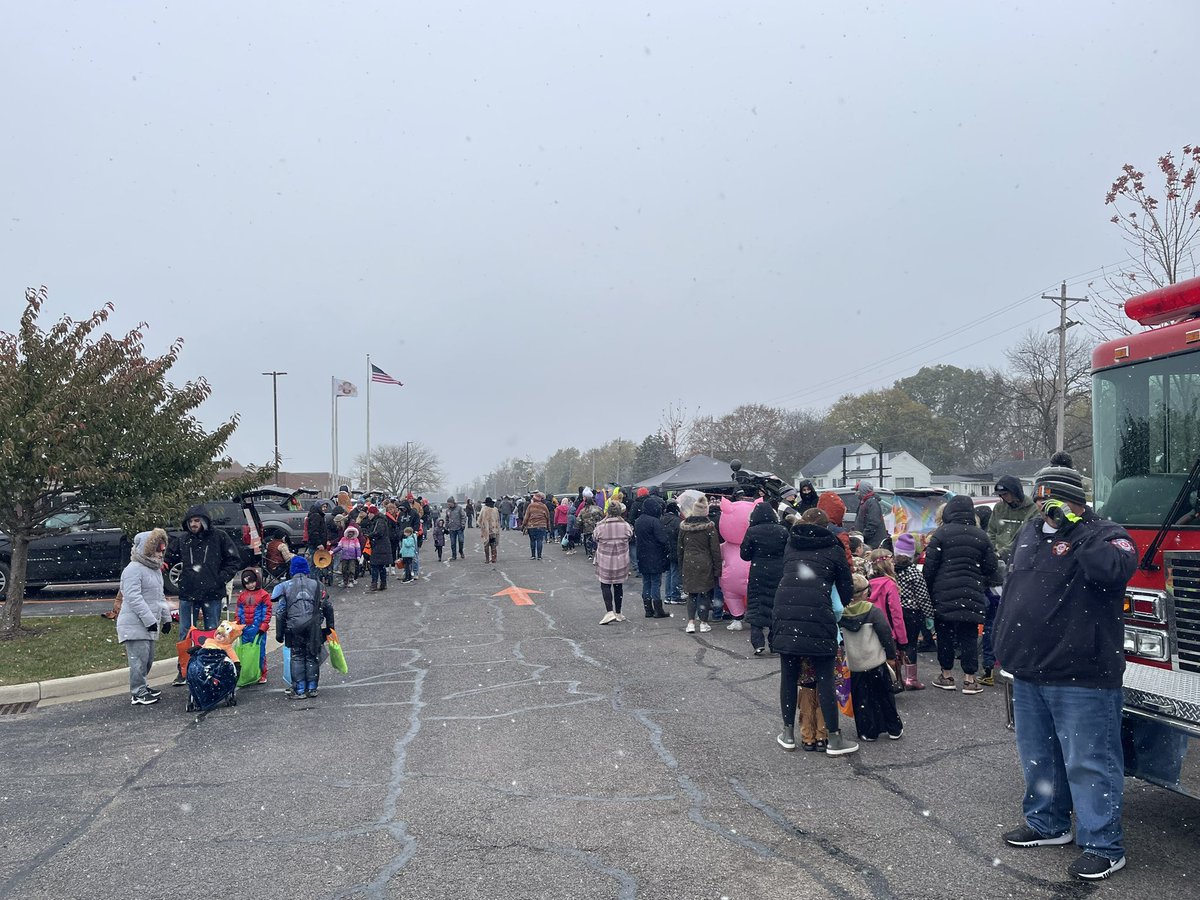 OtsegoHSOffice's tweet photo. 2nd Annual Trunk Or Treat went great. Thanks to all who handed out treats and thanks to the community for a HUGE turnout! Special thanks to Mr. Roach’s classes for the signs. https://t.co/I2lbZ6Hd9e