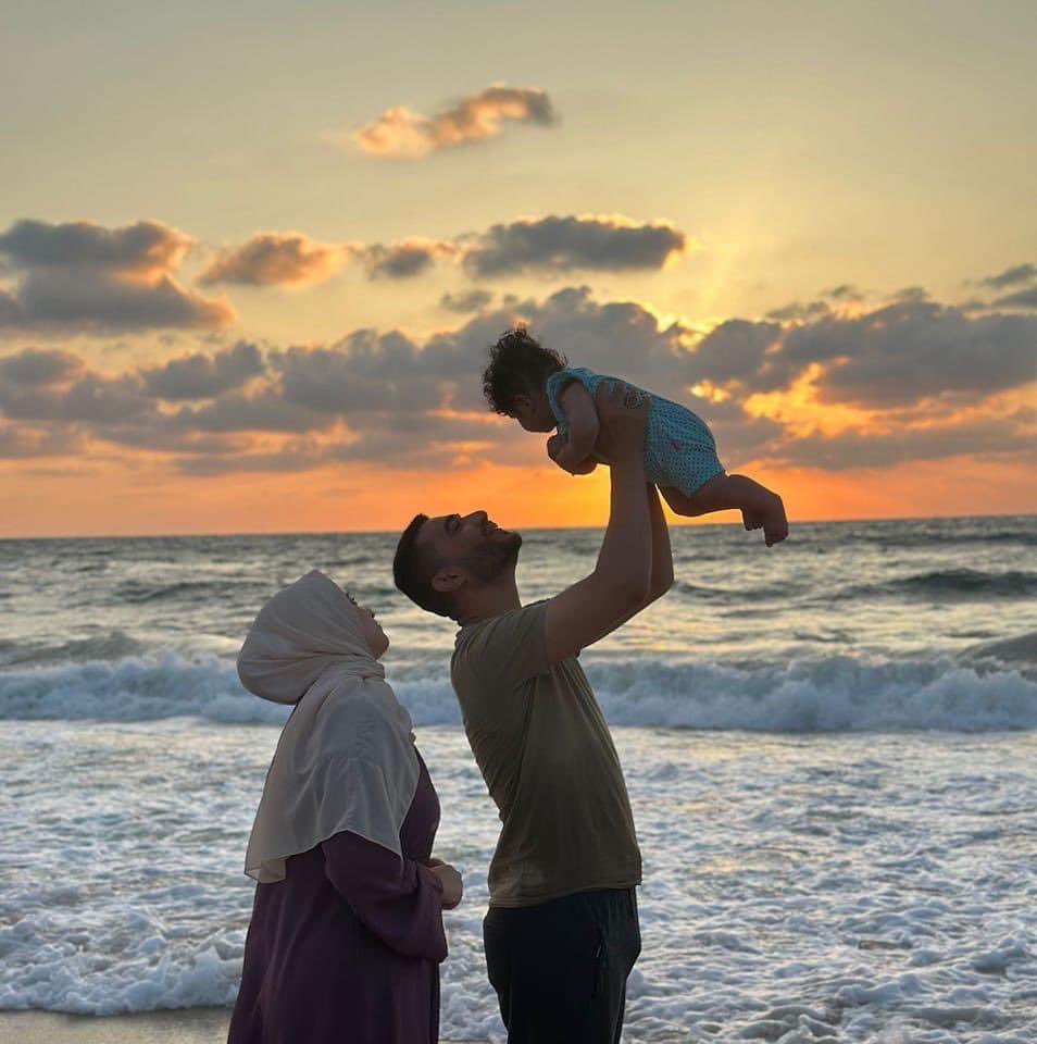 yousefaldomouky's tweet photo. هذه الصورة الحلوة.. لم يبقَ منها شيء
لا البحر، ولا الشمس، ولا الأقمار..
ثلاثتهم الآن معًا يقضون ليلتهم الأولى في الجنة. https://t.co/tUhGc8M4m6