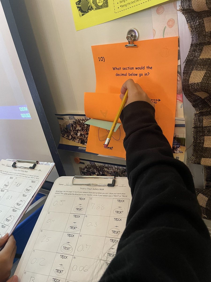 MrsHammond_'s tweet photo. Students enjoying a spiced up gallery walk! π #SCEmath #NISD https://t.co/idZcgwkxkh
