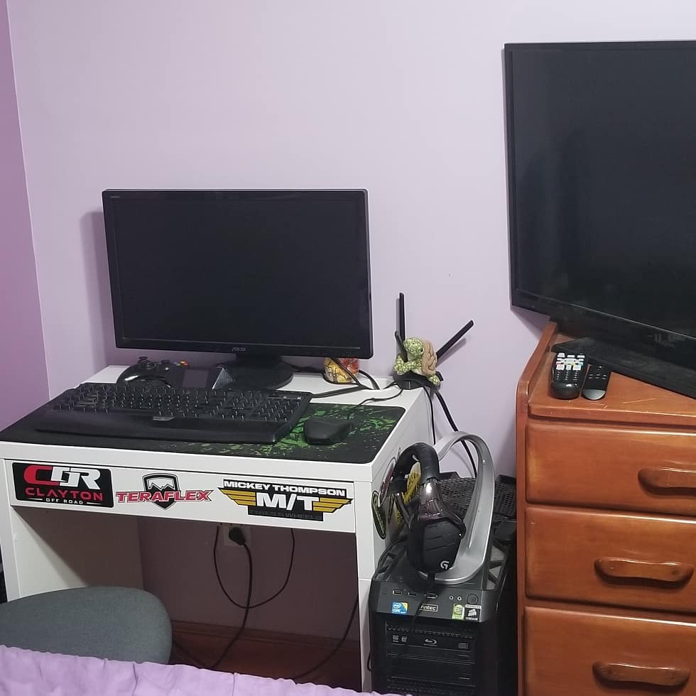 Arctic_Light's tweet photo. @LinusTech Small apartment not alot of space, 2018-Now

First setup was an Xeon W3690 with mismatched (RIP my triple channel..6GB wasen't working anymore at the time) 12GB ddr3 and a 2070....(used to be 3 way 470 sli....)

Now I have a 13900k and a 4090 with 32GB of 7200DDR5 https://t.co/osCY6qNyMJ
