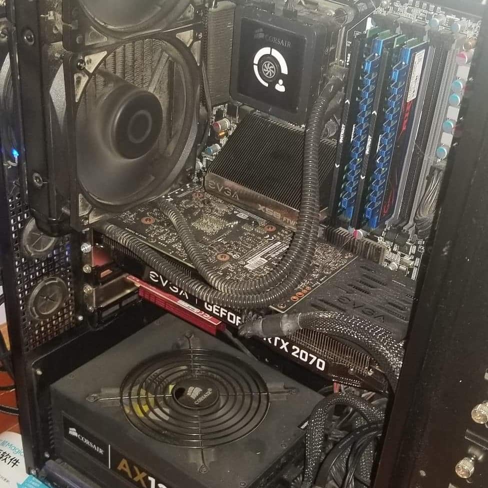 Arctic_Light's tweet photo. @LinusTech Small apartment not alot of space, 2018-Now

First setup was an Xeon W3690 with mismatched (RIP my triple channel..6GB wasen't working anymore at the time) 12GB ddr3 and a 2070....(used to be 3 way 470 sli....)

Now I have a 13900k and a 4090 with 32GB of 7200DDR5 https://t.co/osCY6qNyMJ