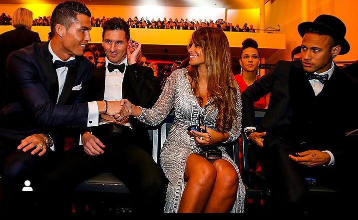 elJ80432's tweet photo. Kkkkkk ça reste la meilleure photo des cérémonie des ballons d'or mdrrrr🤣🤣🤣🤣🤣 https://t.co/rj3vMZq2LX
