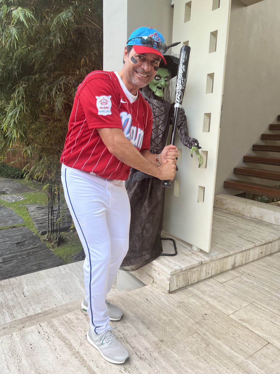 Aquí estoy disfrutando de estas fiestas, listo para mi turno al bate con el  #7, de mi amigo y Hall of Fame, Iván Rodriguez! 🎃👻