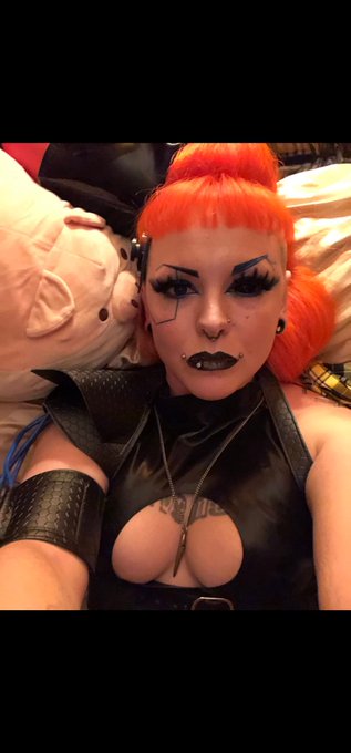 🎃HAPPY HALLOWEEN!🎃  Here are some of My fave costumes from over the years 👻 https://t.co/4byrRXJHH5