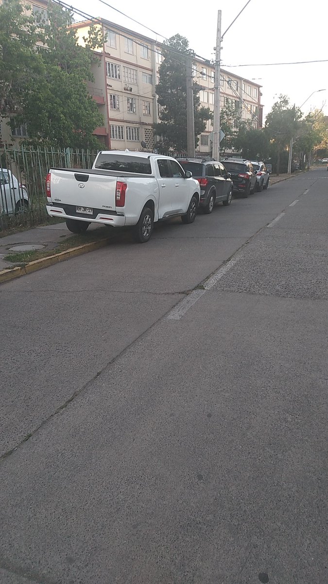 Autos mal estacionados en calle Cordillera y Luis Bisquertt  <a href="/MuniNunoa/">Municipalidad de Ñuñoa</a>