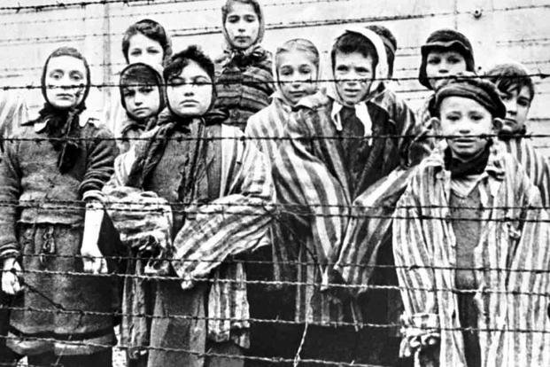 “A estrada para Auschwitz foi construída pelo ódio, mas pavimentada pela indiferença.”

— Ian Kershaw
