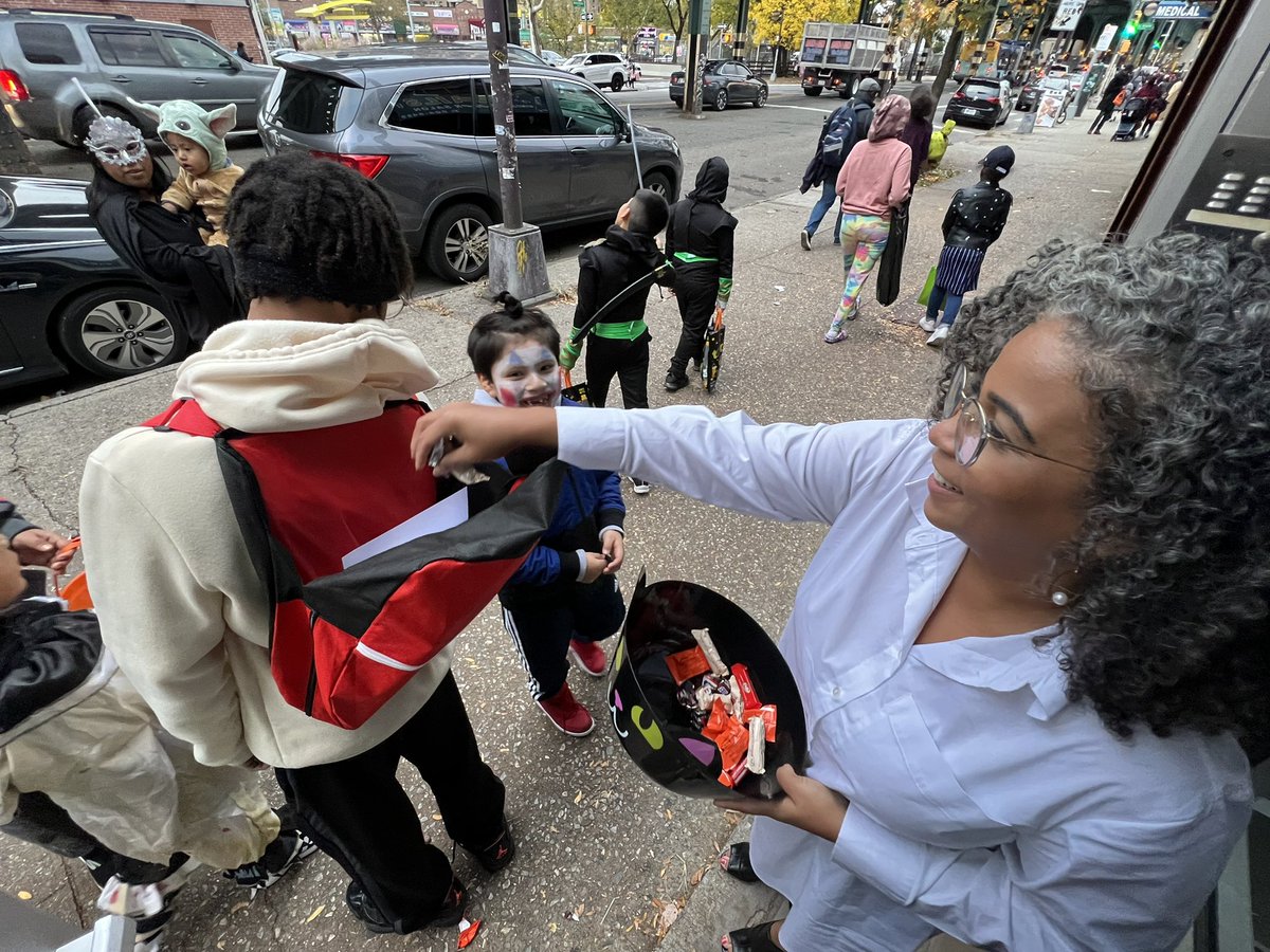 KarinesReyes87's tweet photo. Wishing a very happy Halloween 👻🎃 and Día De Los Muertos 💀⚰️🪦to my constituents in #AD87!
Had the pleasure of passing out candy and playing scary, spooky-themed music to kids and passersby in front of my district office on Westchester Ave!
#HappyHalloween #DiaDeLosMuertos https://t.co/Tq5ubmLpXZ