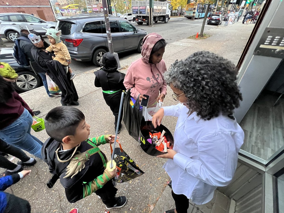 KarinesReyes87's tweet photo. Wishing a very happy Halloween 👻🎃 and Día De Los Muertos 💀⚰️🪦to my constituents in #AD87!
Had the pleasure of passing out candy and playing scary, spooky-themed music to kids and passersby in front of my district office on Westchester Ave!
#HappyHalloween #DiaDeLosMuertos https://t.co/Tq5ubmLpXZ